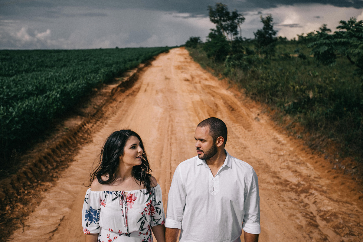 Ensaio romântico pre wedding Larissa e Bruno feito pela fotógrafa Déborah Luna no Vale do Paranã - GO