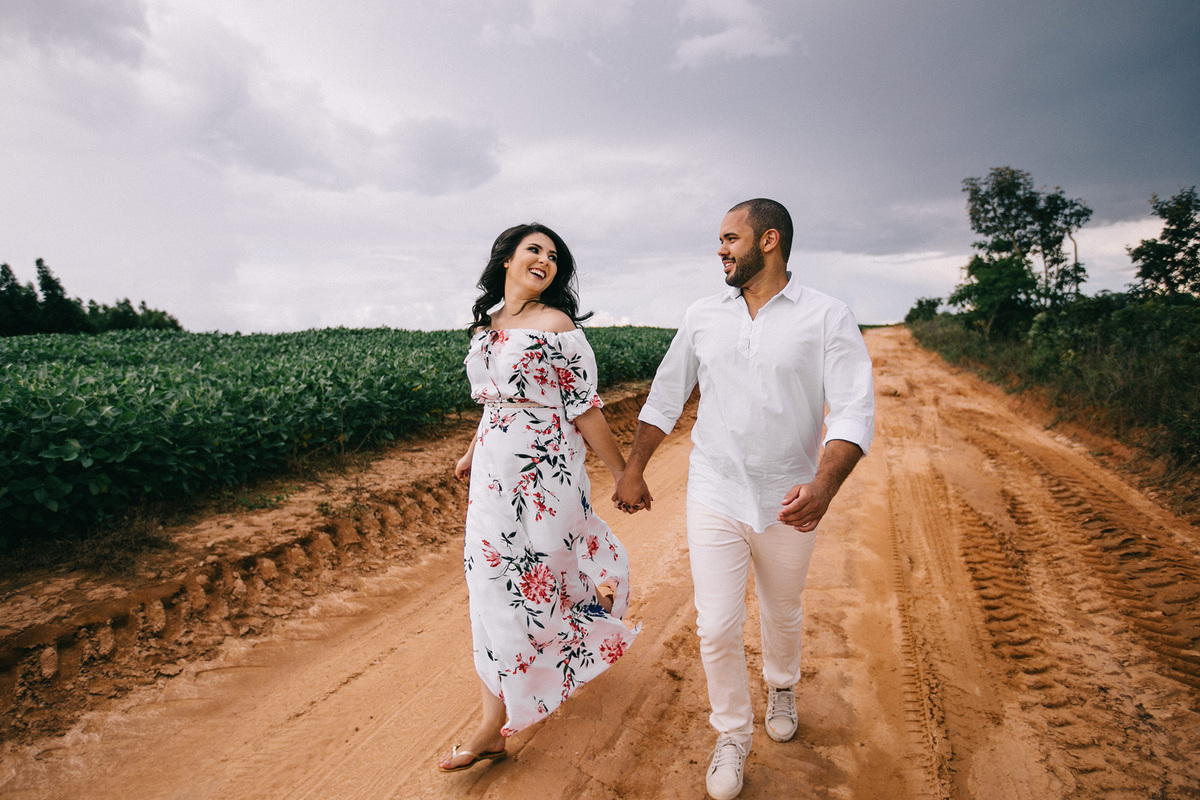 Ensaio romântico pre wedding Larissa e Bruno feito pela fotógrafa Déborah Luna no Vale do Paranã - GO