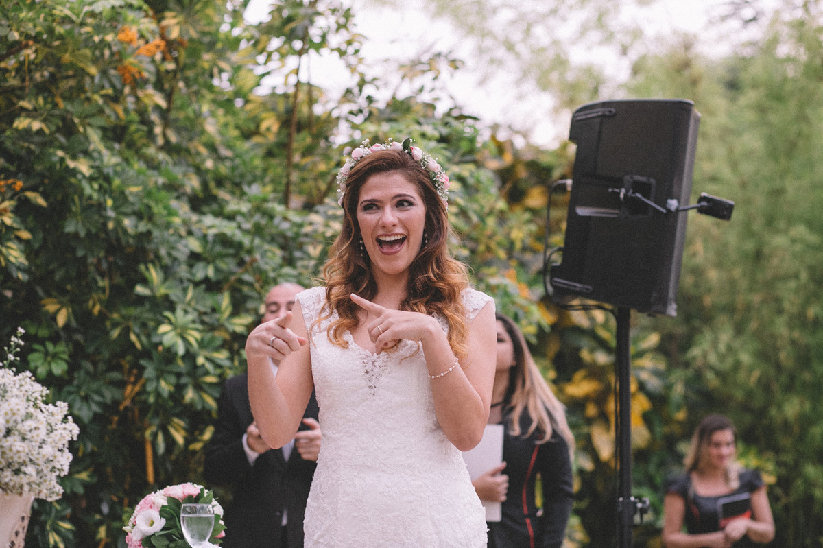 Casamento Aline e Gabriel Brasília - DF Noivo surpreende a noiva cantando na cerimônia ao ar livre