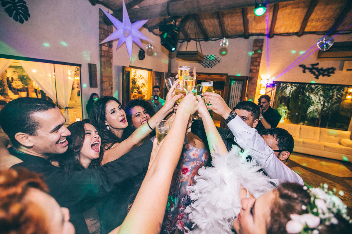 Casamento Aline e Gabriel Brasília - DF Convidados brindando na recepção