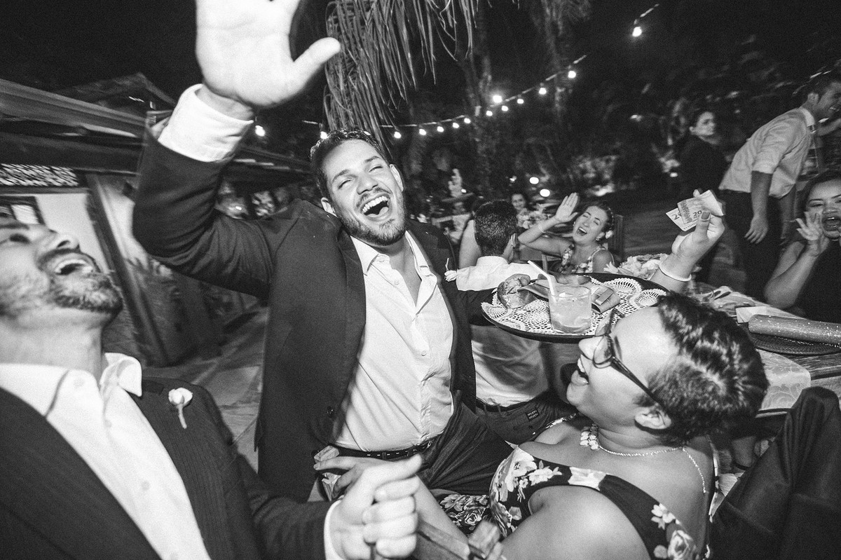 Casamento Aline e Gabriel Brasília - DF Padrinho passando a gravata e dançando na recepção