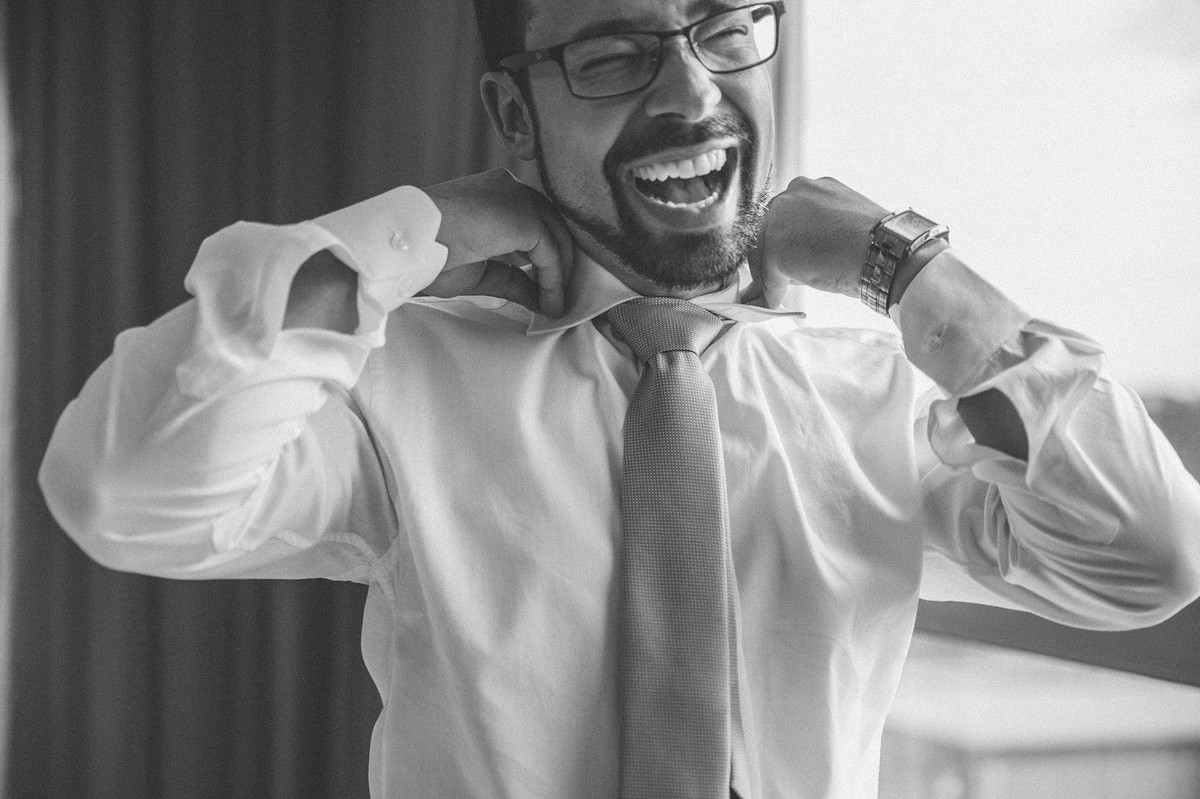 Casamento Aline e Gabriel Brasília - DF Noivo colocando a gravata no making of