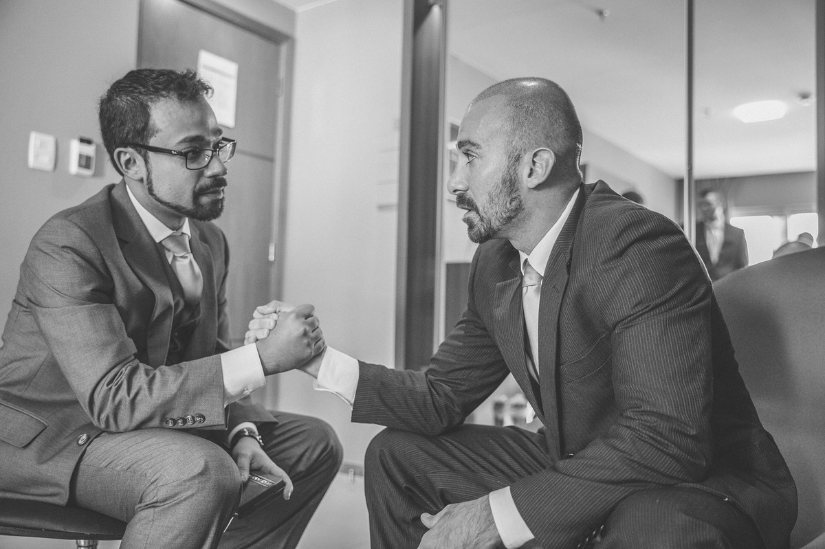 Casamento Aline e Gabriel Brasília - DF Noivo cumprimentando padrinho no making of