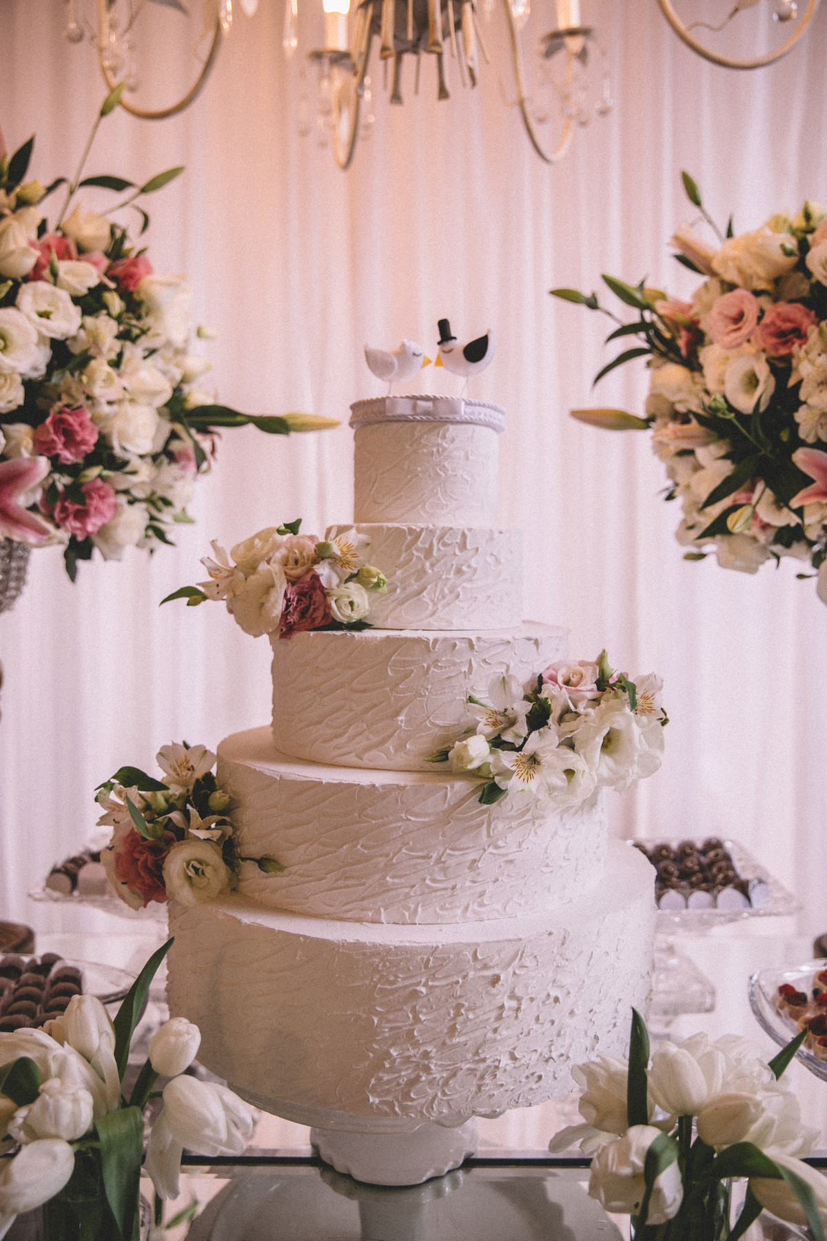 Casamento Aline e Gabriel Brasília - DF Bolo de casamento e topo de bolo pombinhos