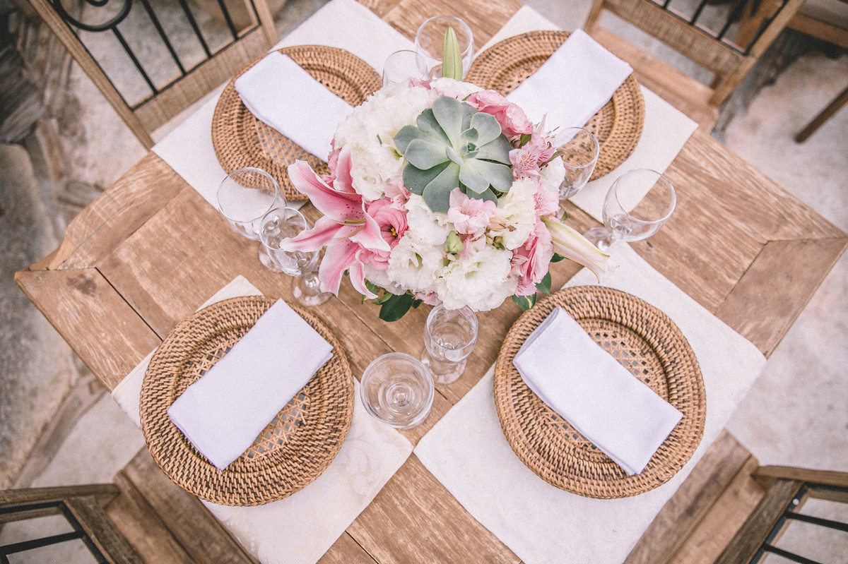 Casamento Aline e Gabriel Brasília - DF Souplat de palha decoração vintage de casamento de dia ao ar livre