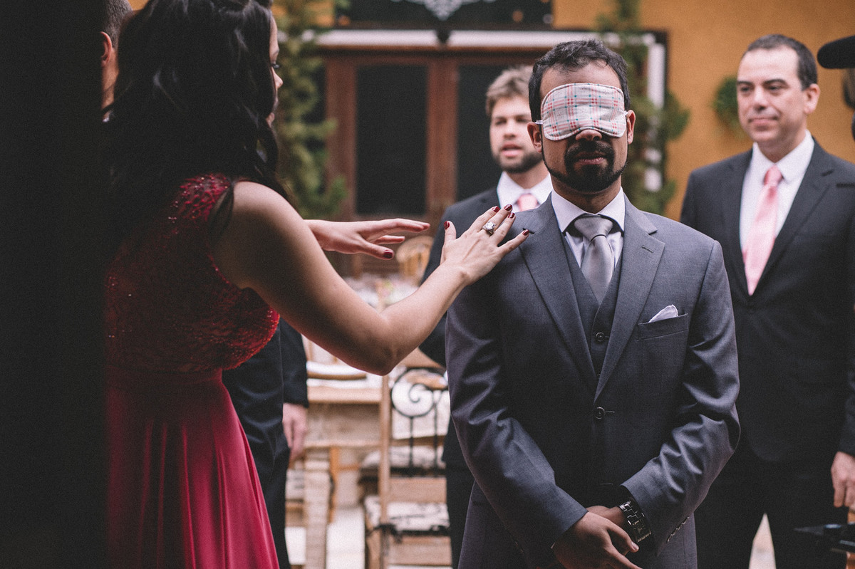 Casamento Aline e Gabriel Brasília - DF Noivo vendado a caminho do first touch