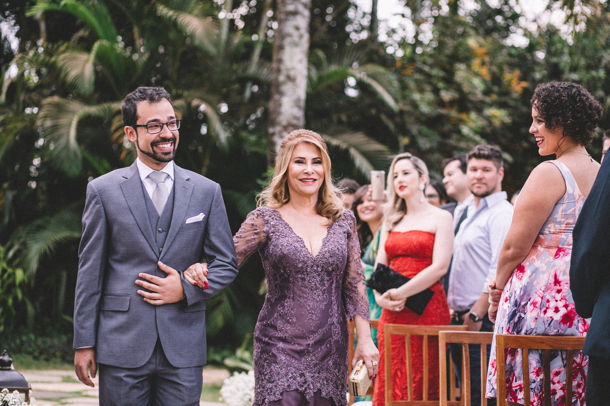 Casamento Aline e Gabriel Brasília - DF Noivo entrando com a mãe na cerimônia de casamento