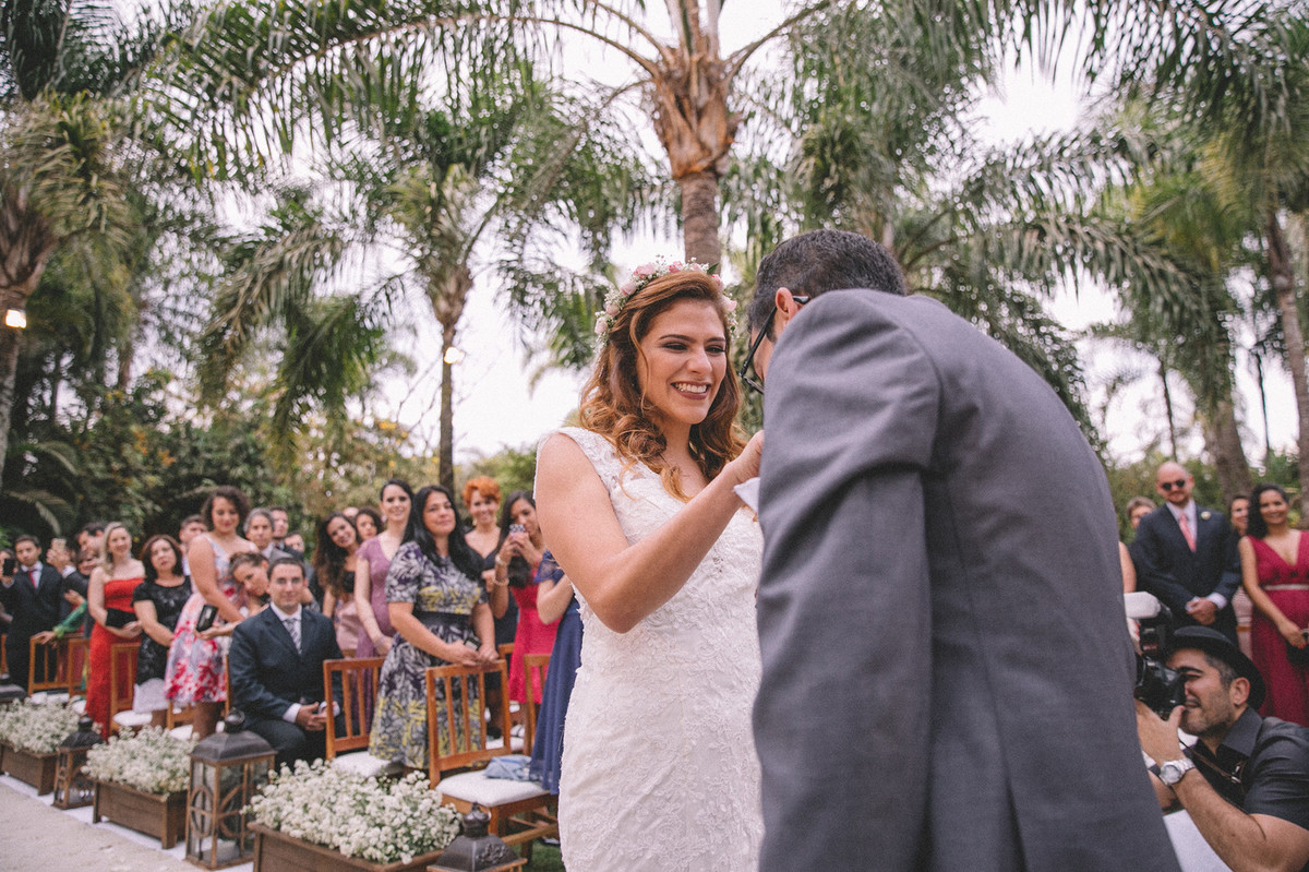 Casamento Aline e Gabriel Brasília - DF Noivo recebendo a noiva no altar na cerimônia de casamento