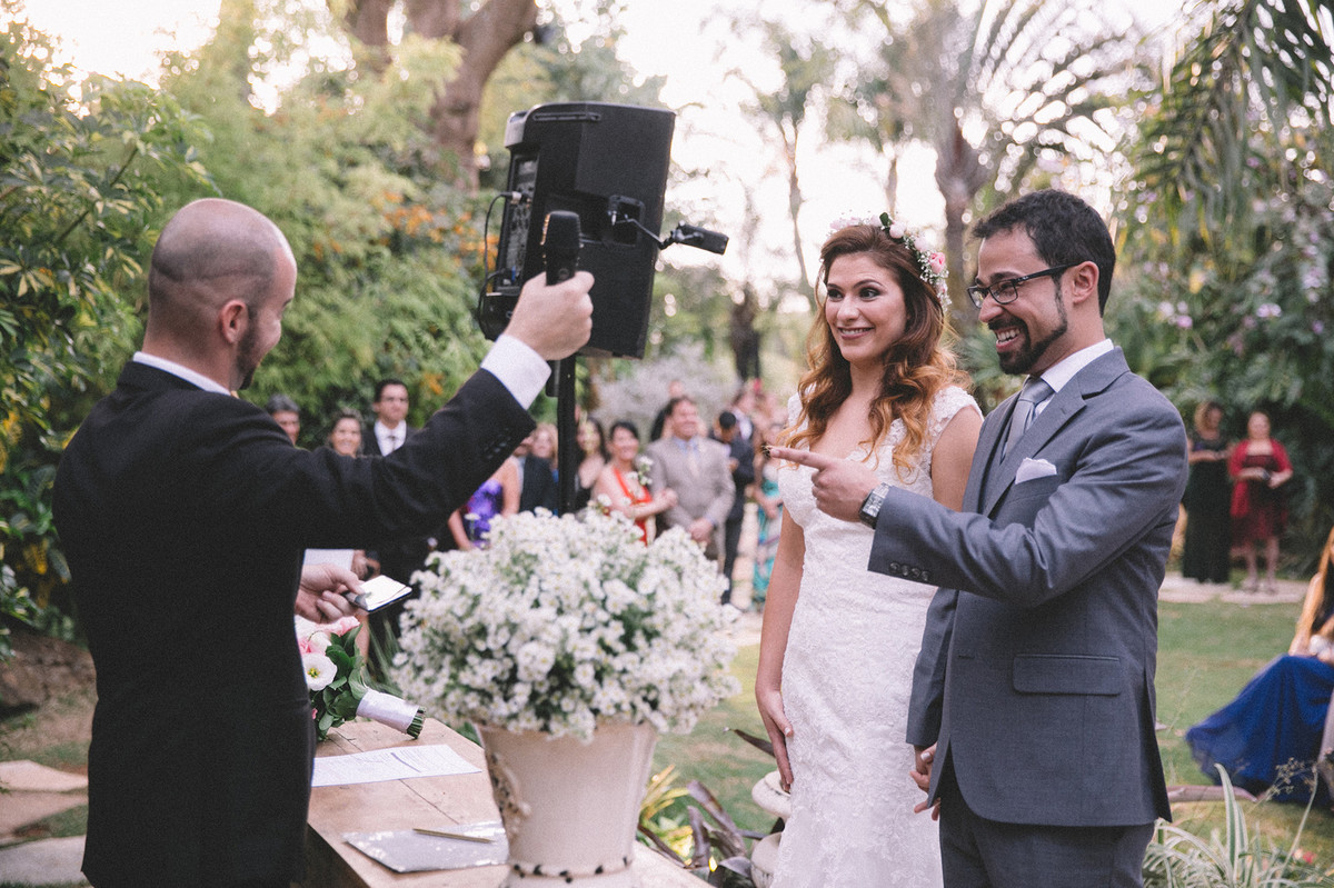Casamento Aline e Gabriel Brasília - DF Noivos na cerimônia de casamento ao ar livre