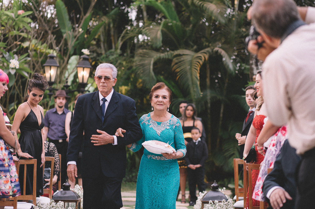 Casamento Aline e Gabriel Brasília - DF Entrada das alianças na cerimônia de casamento