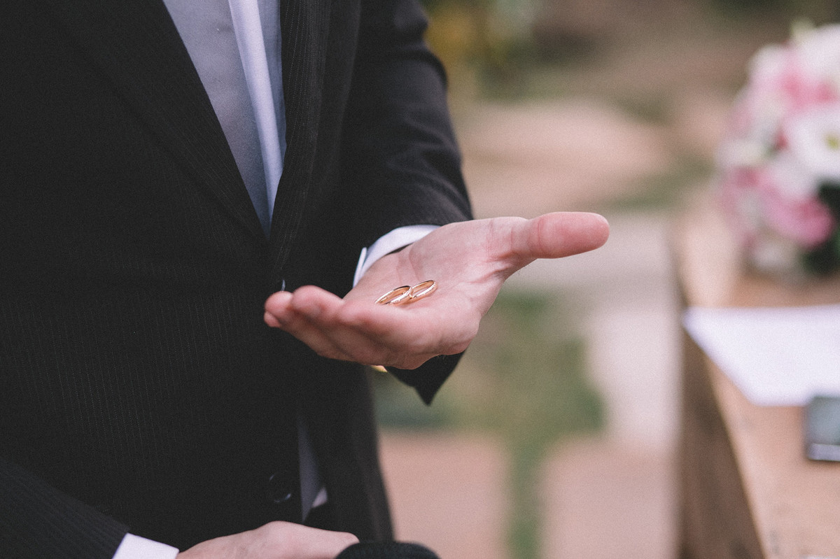 Casamento Aline e Gabriel Brasília - DF Alianças na mão do celebrante na cerimônia de casamento