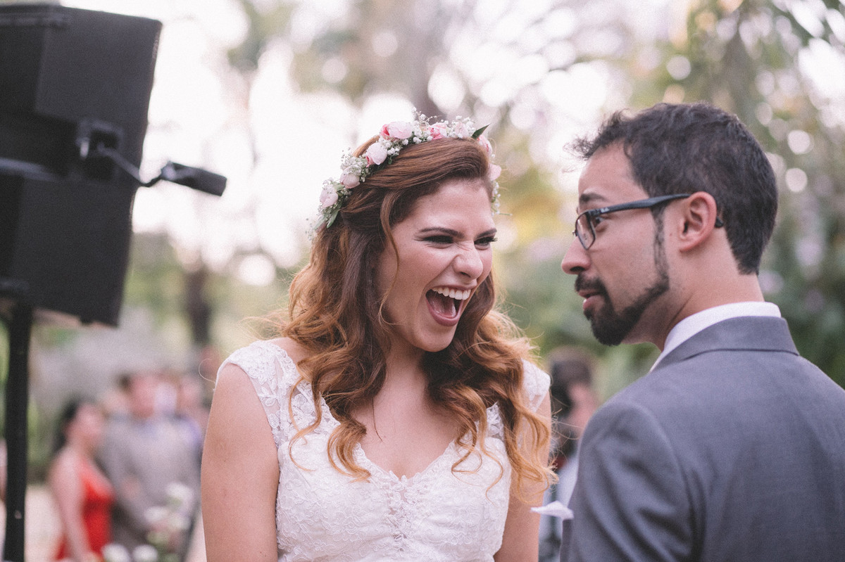 Casamento Aline e Gabriel Brasília - DF Noivos na cerimônia de casamento ao ar livre