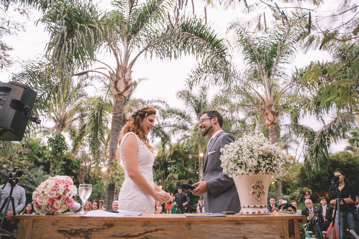Casamento Aline e Gabriel Brasília - DF Noivos na cerimônia ao ar livre