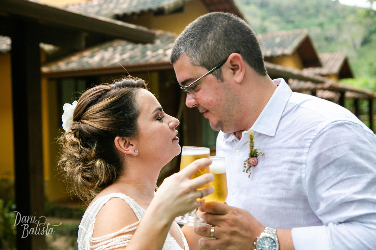 noivos brindando com cerveja Casamento Aldeia Velha