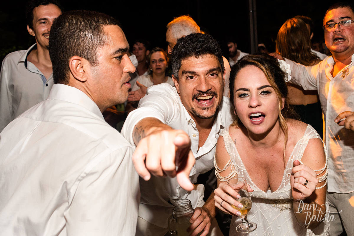 noiva e padrinho cantando festa de casamento camping aldeia velha