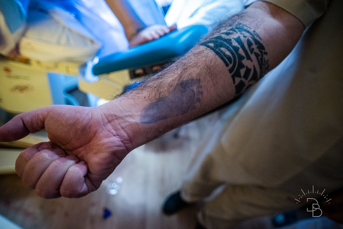 Foto do pezinho no braço do papai