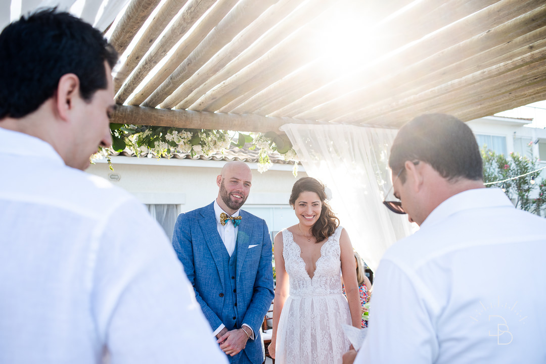 noivos rindo casamento intimista de dia em buzios