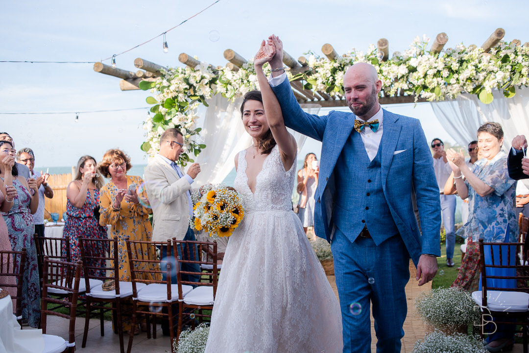 saída dos noivos casamento intimista de dia em buzios
