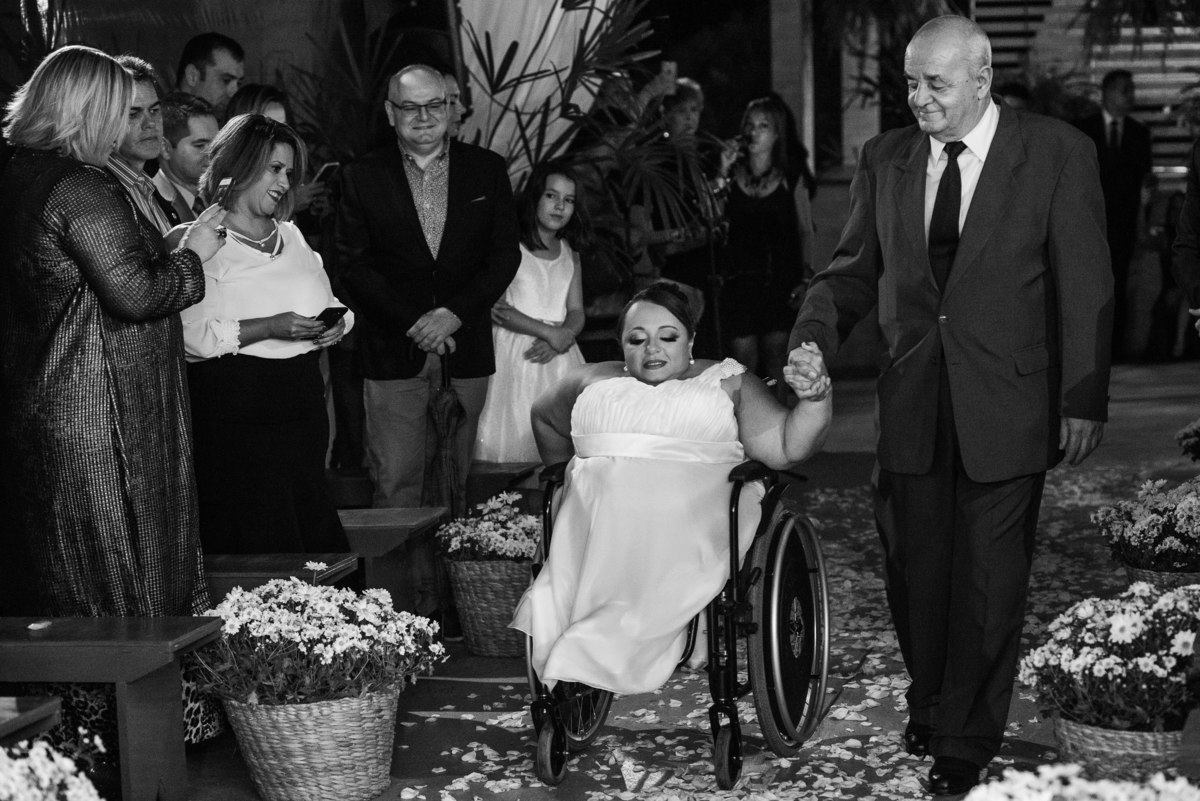 entrada da noiva cadeirante casamento wicca