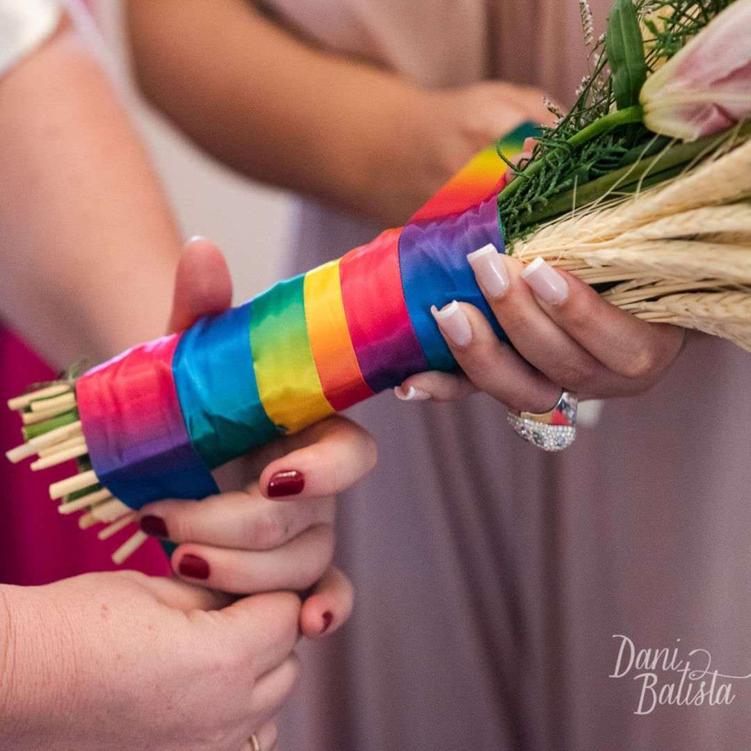 detalhe bouquet com fita colorida em casamento homoafetivo gay