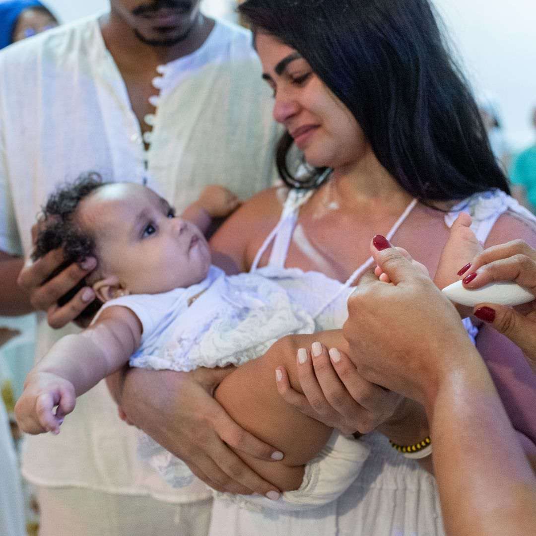 mãe emocionada durante batizado na umbanda rj
