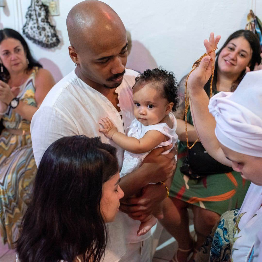 bencao e entrega guia de oxum durante batizado na umbanda