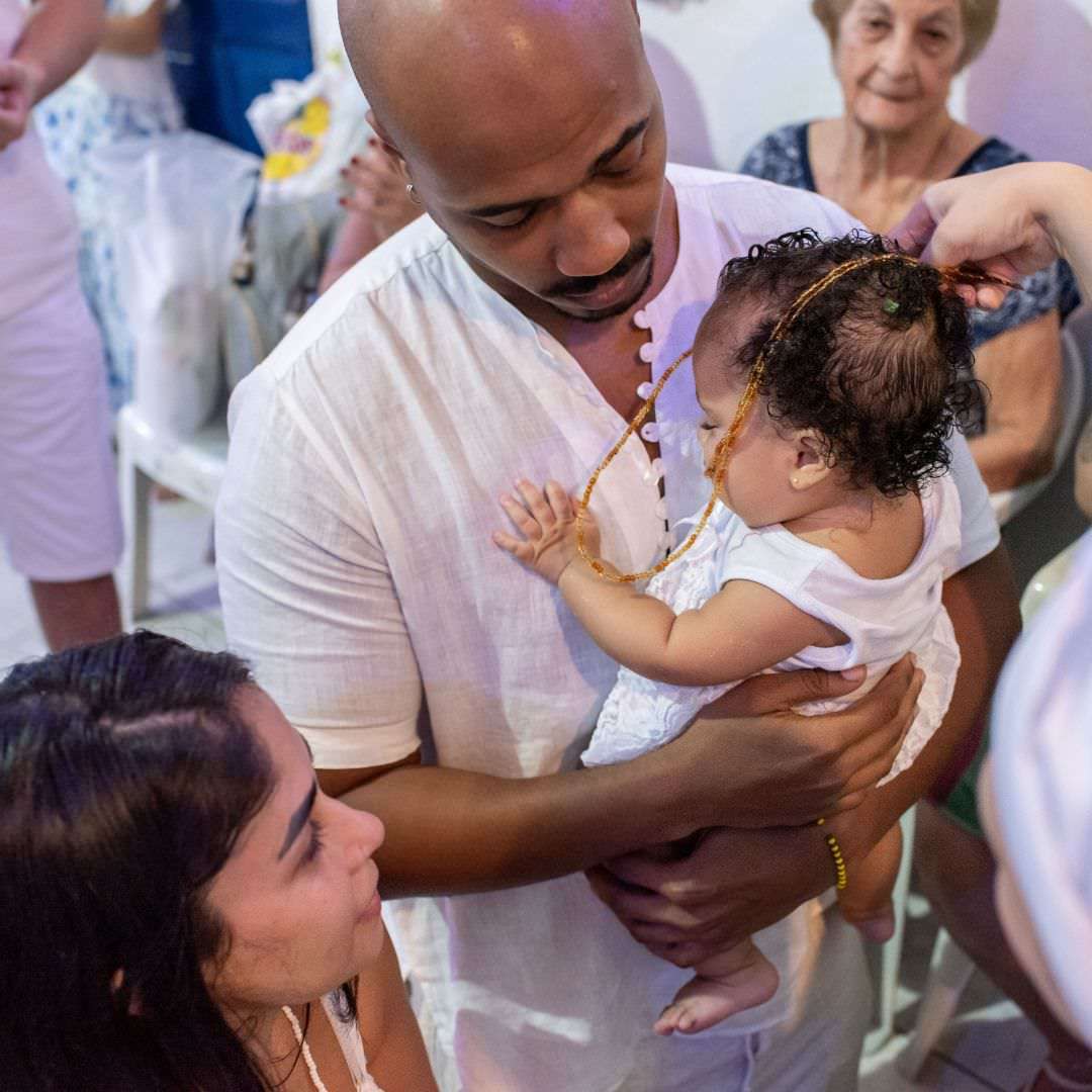 entrega da guia de oxum durante batizado umbanda rj