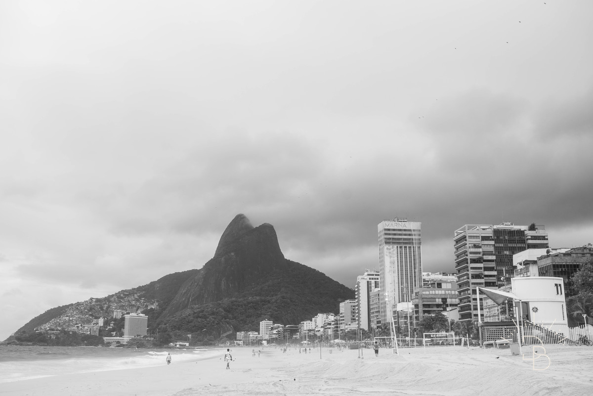 praia do leblon nublada ensaio de casal