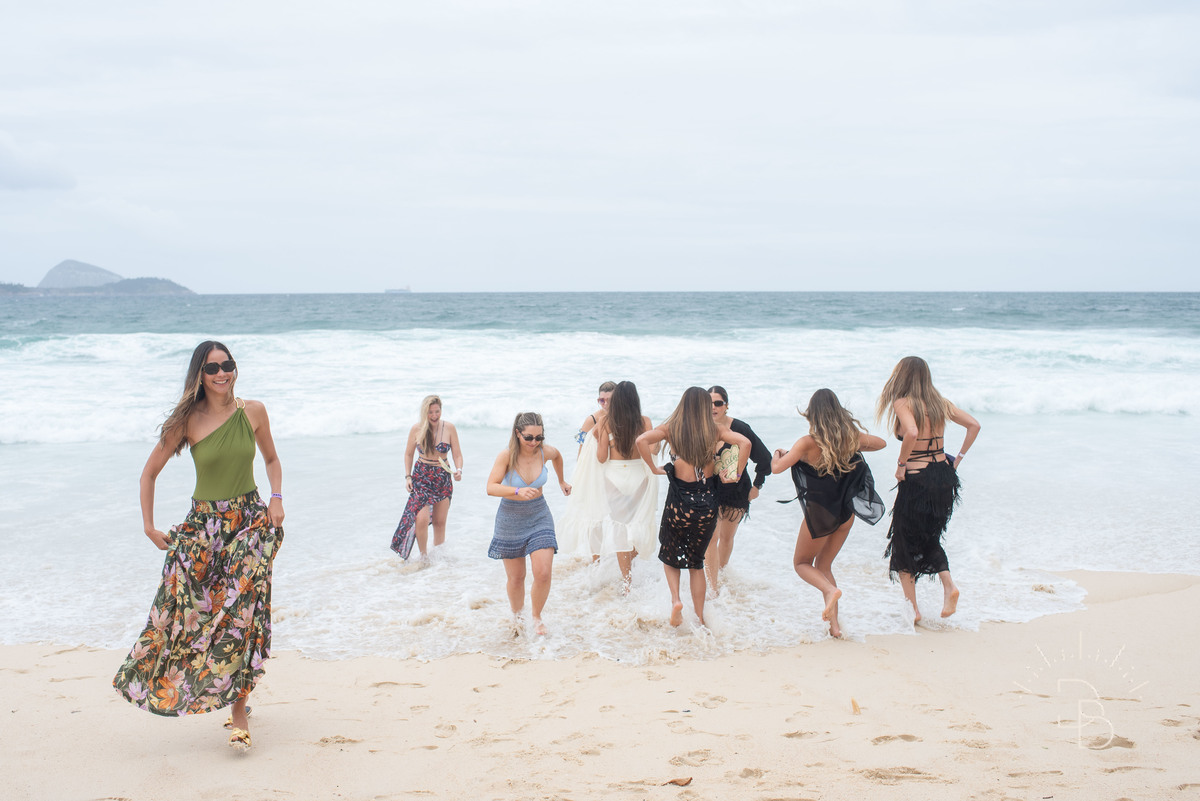 ensaio das madrinhas com noiva na praia do leblon