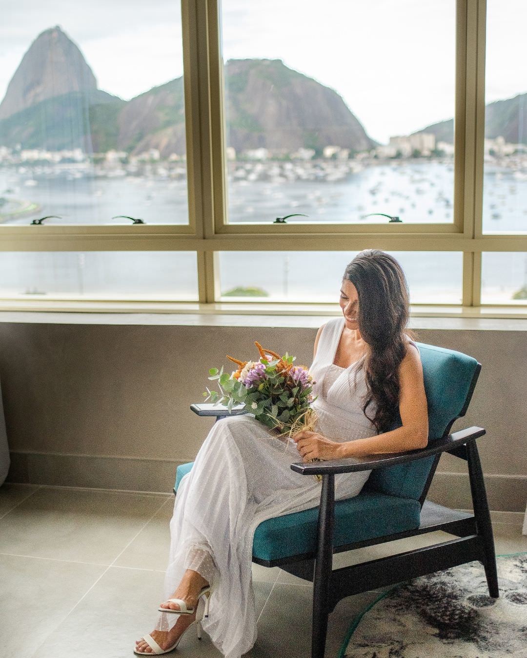 retrato noiva com pao de acucuar ao fundo durante making of casamento intimista de dia hotel yoo2 botafogo