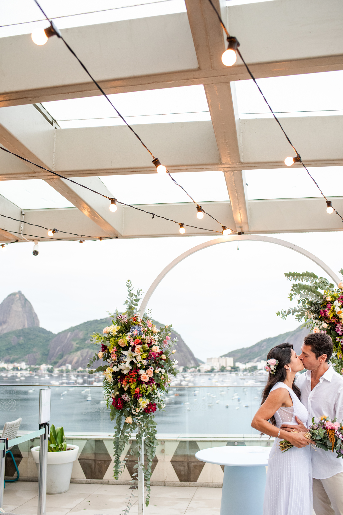 noivos se beijando em frente ao pao de acucar em casamento intimista hotel yoo2 botafogo