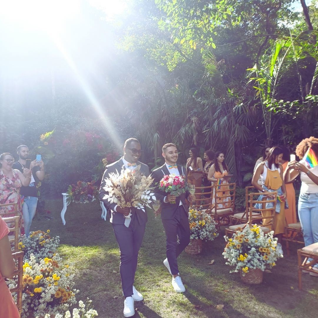 saida dos noivos casamento homoafetivo ao ar livre jamboo