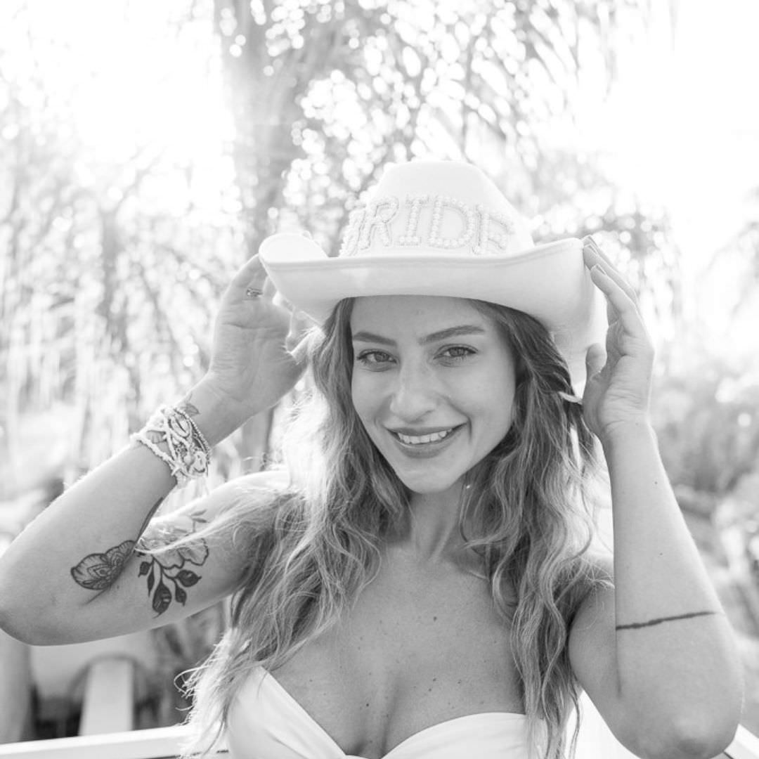 noiva com chapeu vride na despedida de solteira buzios