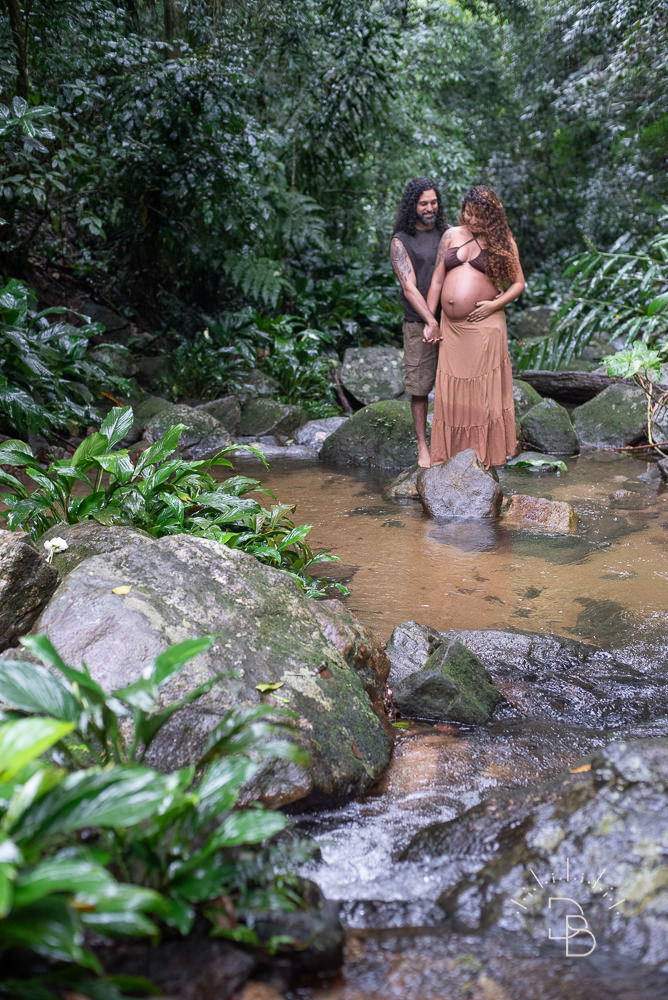 casal durante ensaio de gestante na natureza