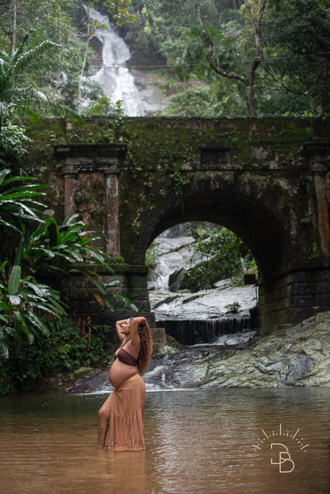 ensaio gestante na cachoeira floresta da tijuca