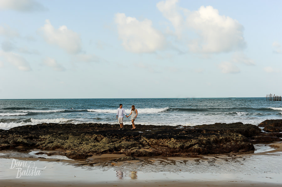 casal caminhando na praia de fortaleza em ensaio pré-casamento