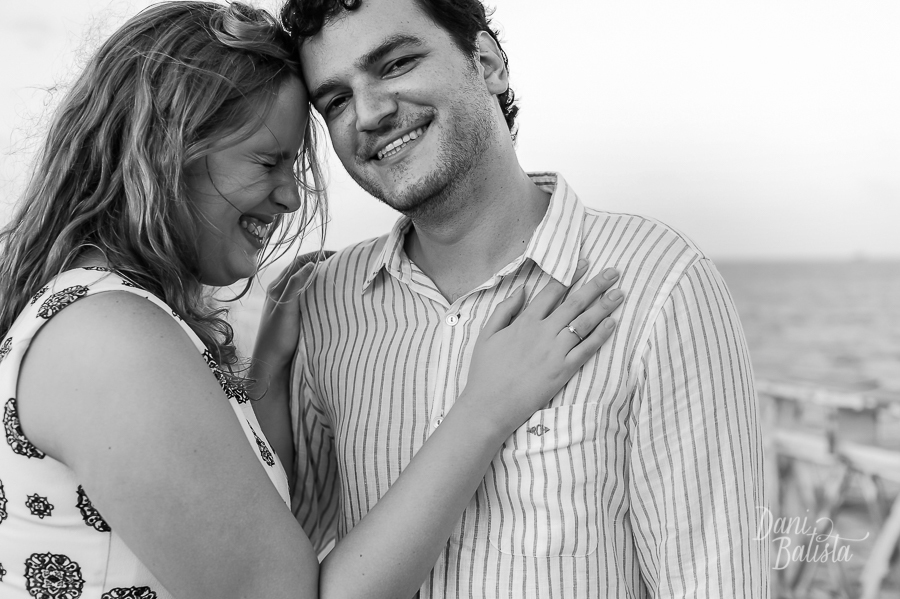 noivos sorrindo em ensaio pré-casamento na beira-mar