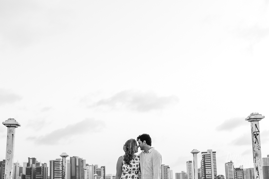 noivos durante ensaio pré-casamento na beira-mar em fortaleza