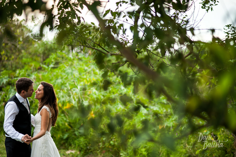 casal se olhando em ensaio fotográfico pós-casamento no rio guaíba
