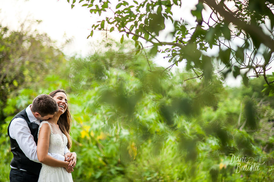 casal abraçado em ensaio pós-casamento no rio guaíba