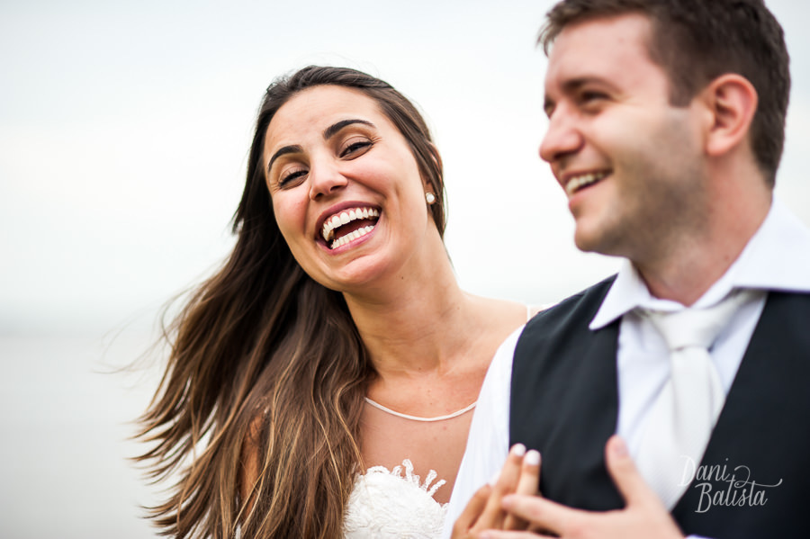 casal rindo em ensaio pós-casamento em porto alegre