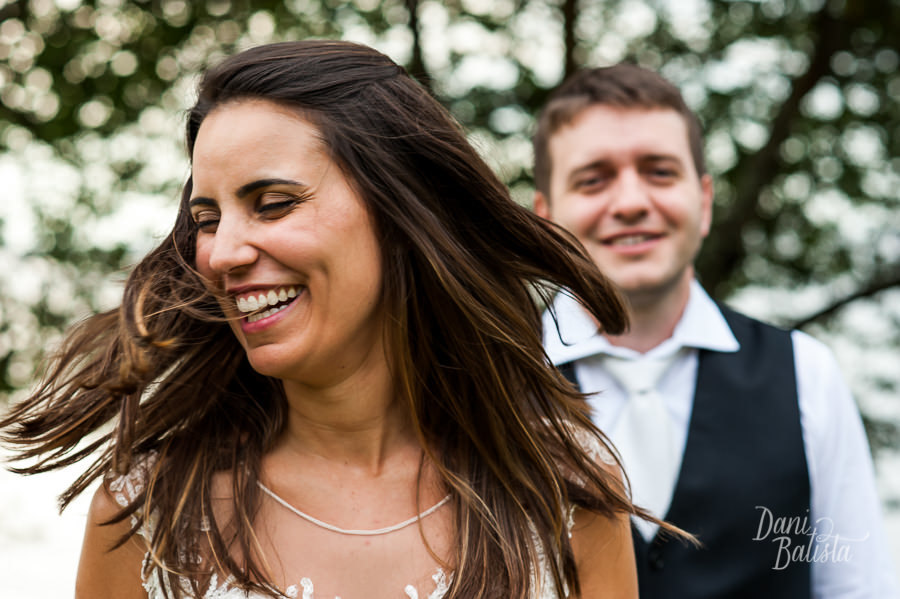 casal rindo em ensaio fotográfico pós-casamento em porto alegre