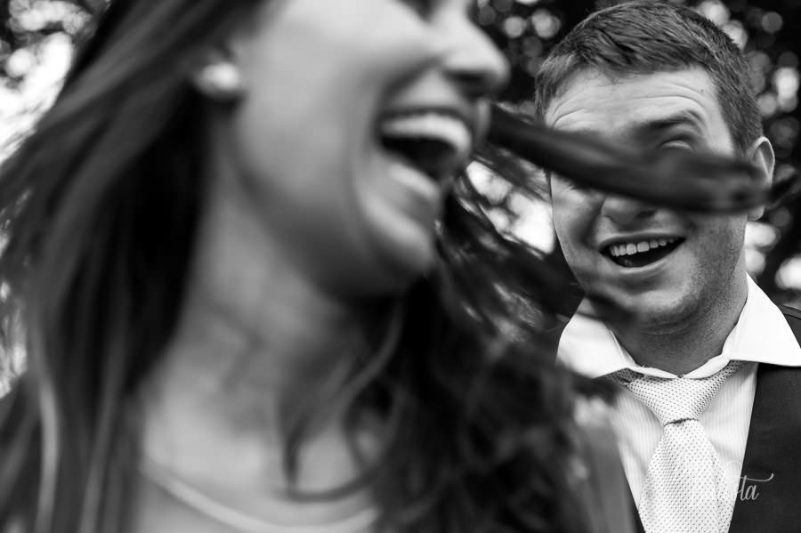 casal rindo em ensaio pós-casamento no rio guaíba