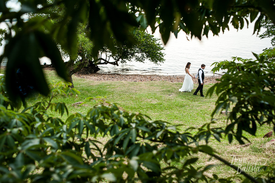 casal caminhando em ensaio pós-casamento nas margens do rio guaíba em porto alegre