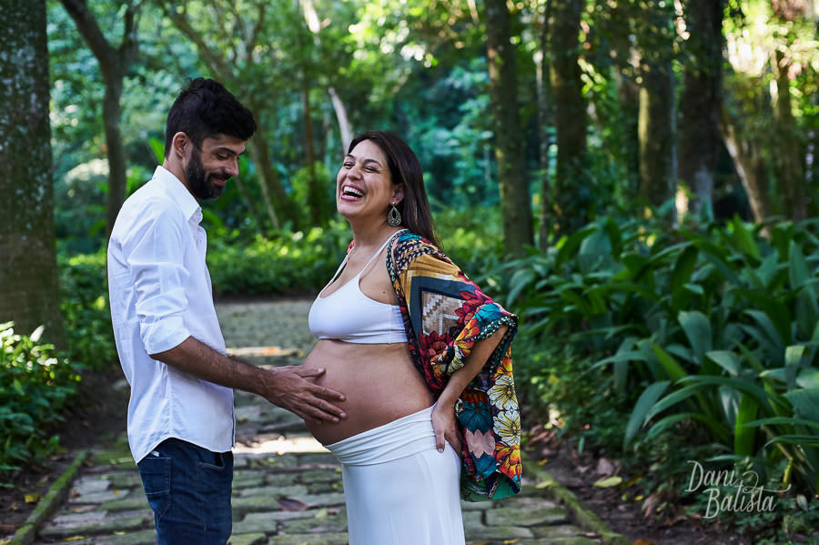 gestante sorrindo em ensaio fotográfico no parque laje
