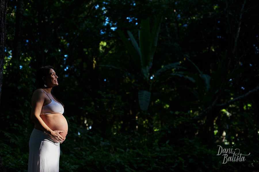 gestante na luz durante ensaio fotográfico no parque laje