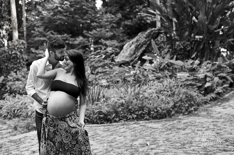 gestante de saia florida em ensaio fotográfico no parque laje