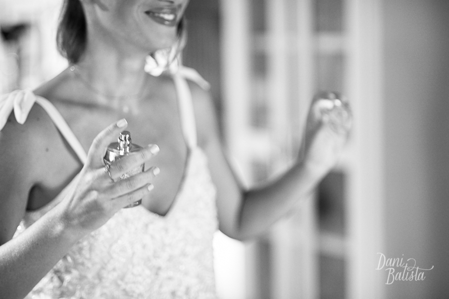 noiva colocando o perfume no making of do casamento em paraty