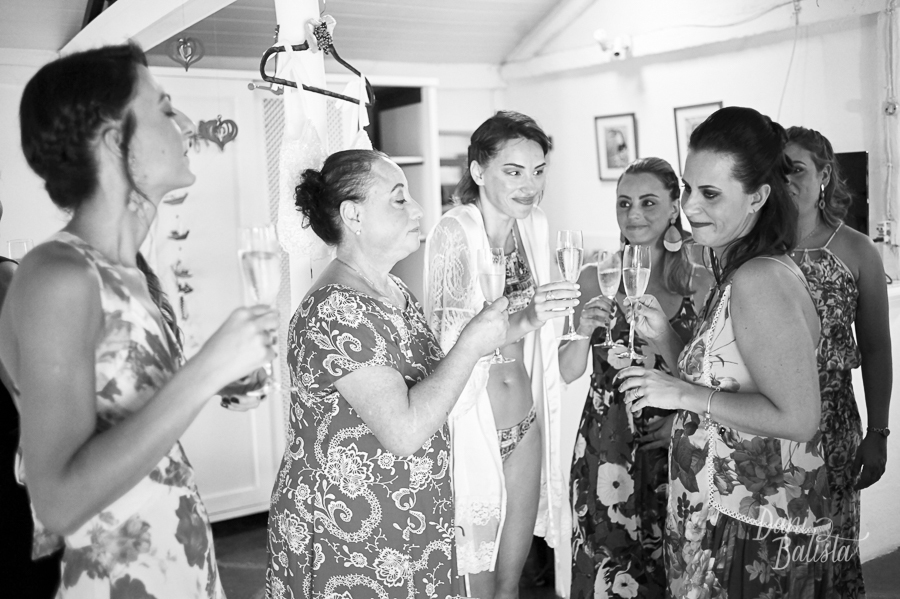 noiva com madrinhas brindando durante os preparativos no casamento em paraty