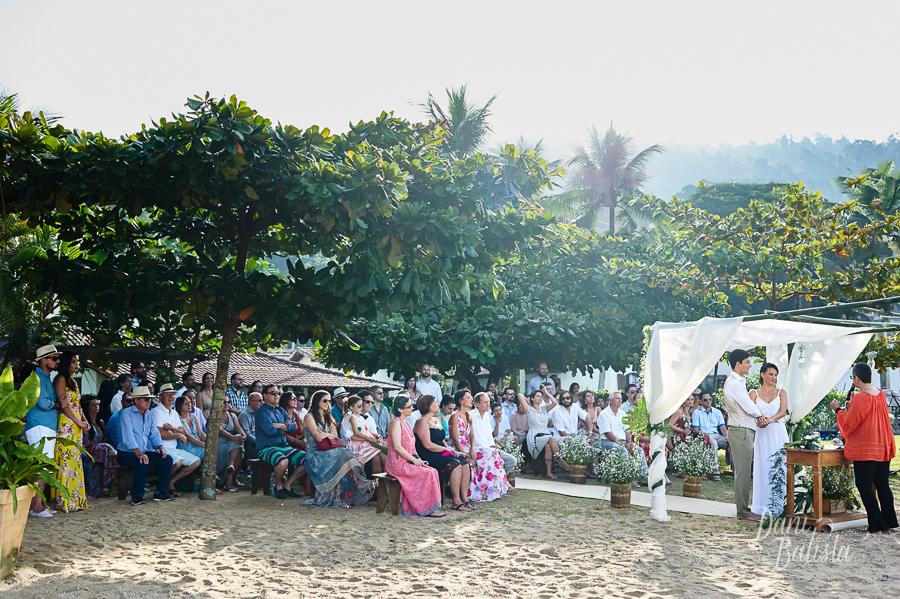 cerimonia de casamento de dia ao ar livre na praia grande em paraty